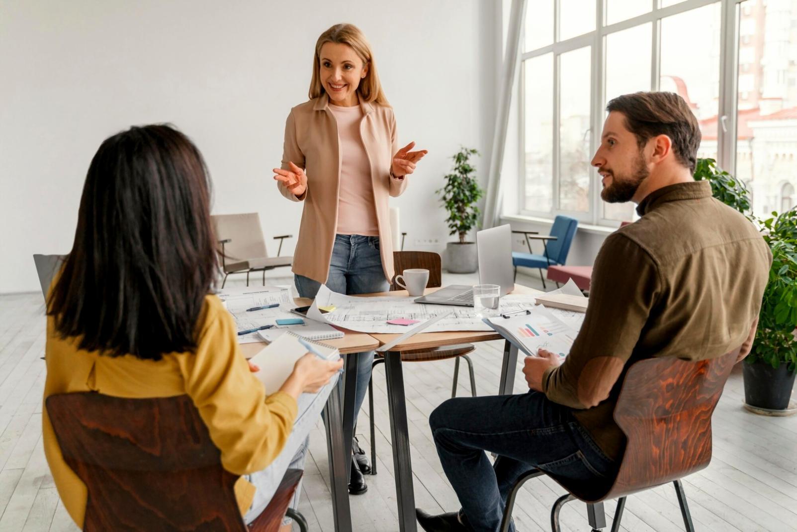 Profissional analisando dados financeiros em ambiente de trabalho moderno